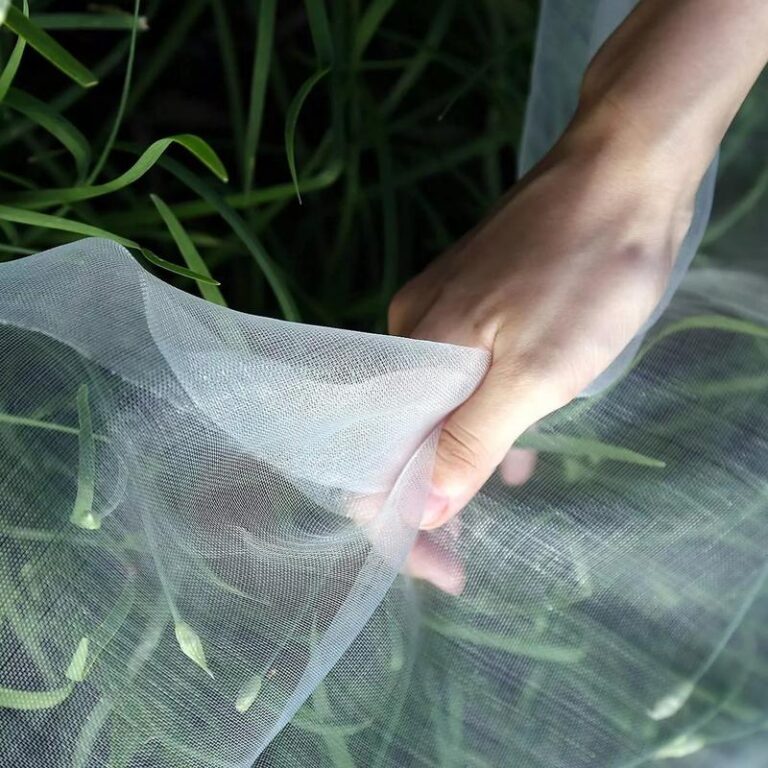 Przewodnik po montażu siatki przeciw owadom na drzwi – łatwe kroki do komfortu latem