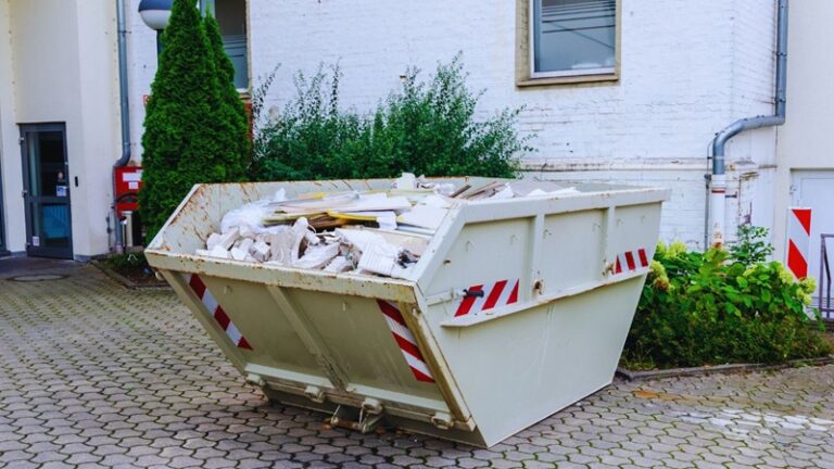 Gruz budowlany a przepisy. Co można wrzucić do kontenera, a czego nie?