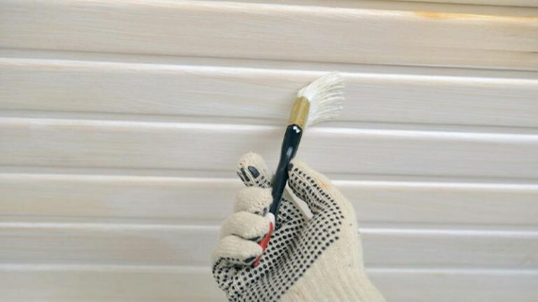 Jak wybrać idealną farbę do malowania boazerii drewnianej?