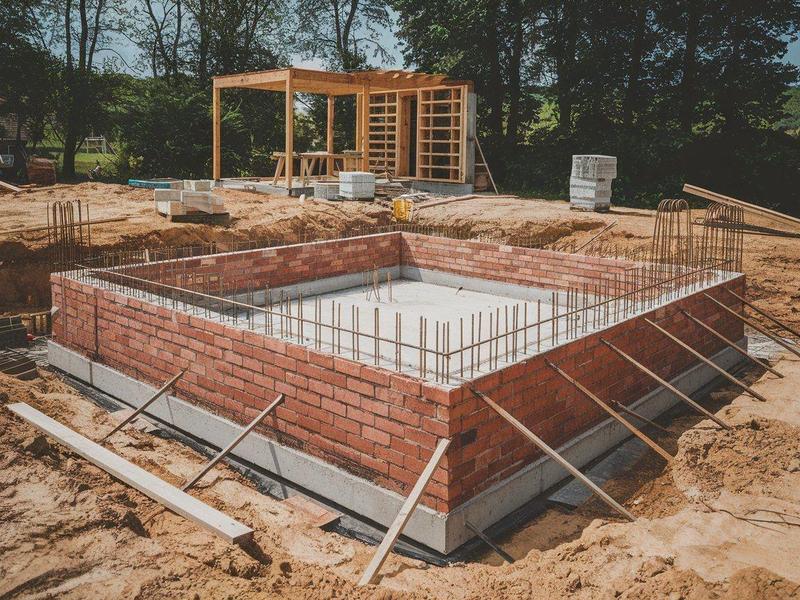 Jakie są koszty fundamentu pod ogrodzenie murowane?