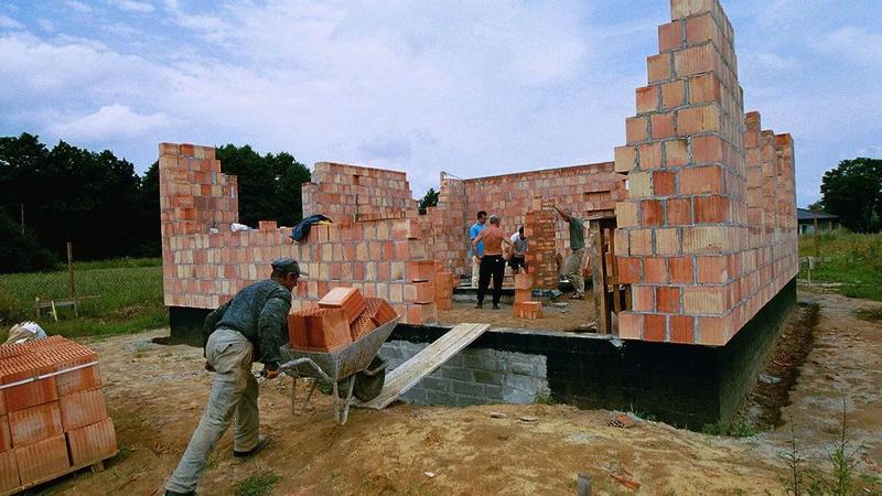 Jakie są realne koszty murarza przy budowie domu?