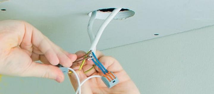 Montaż lampy sufitowej