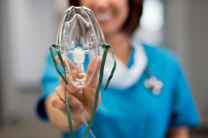 Czy można podawać tlen w domowej terapii? Przewodnik dla pacjentów i opiekunów