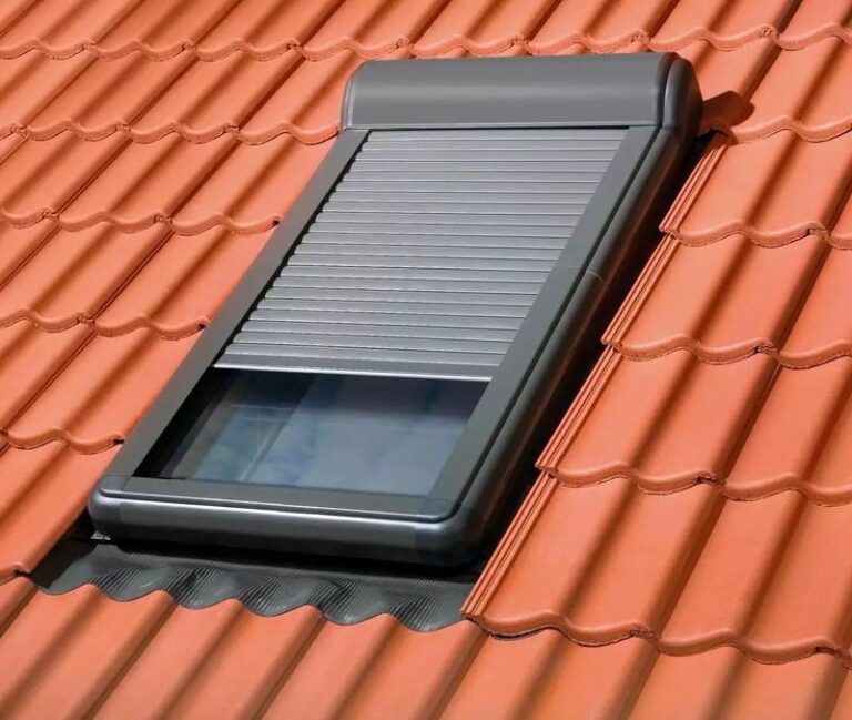 Praktyczny przewodnik: jak skutecznie zamontować okno dachowe w dachu z blachy trapezowej