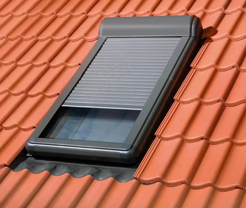 Praktyczny przewodnik: jak skutecznie zamontować okno dachowe w dachu z blachy trapezowej
