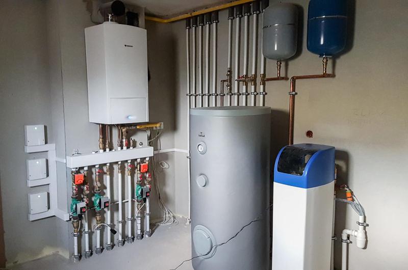 Kotłownia w domu a na zewnątrz