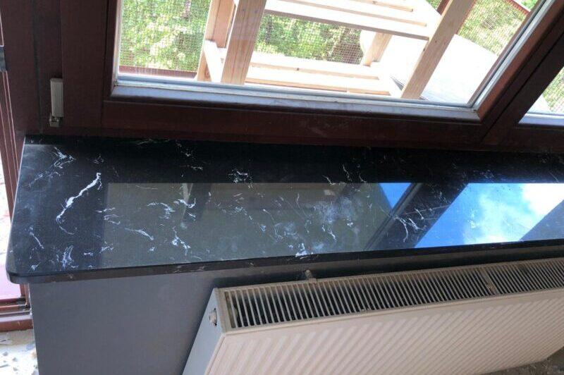 Montaż parapetu wewnętrznego z kamienia