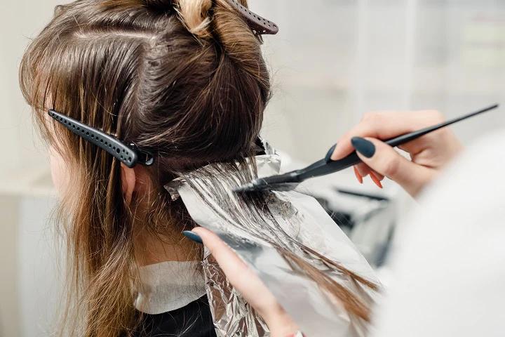 Jak efektownie zafarbować końcówki włosów farbą w domowych warunkach