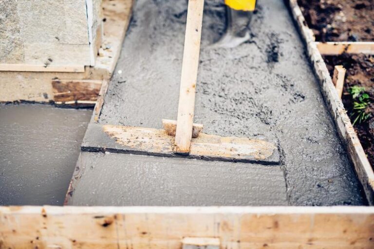 Optymalna ilość cementu potrzebna na 1m3 betonu B20 – wszystko, co musisz wiedzieć