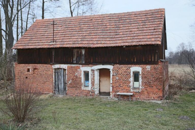 Zalety i wady: Czy rzeczywiście warto kupić stary dom?