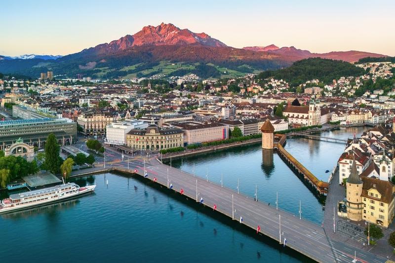 Zobacz, jak powstaje dom w Lucernie – 7 zdjęć z budowy, które zachwycają