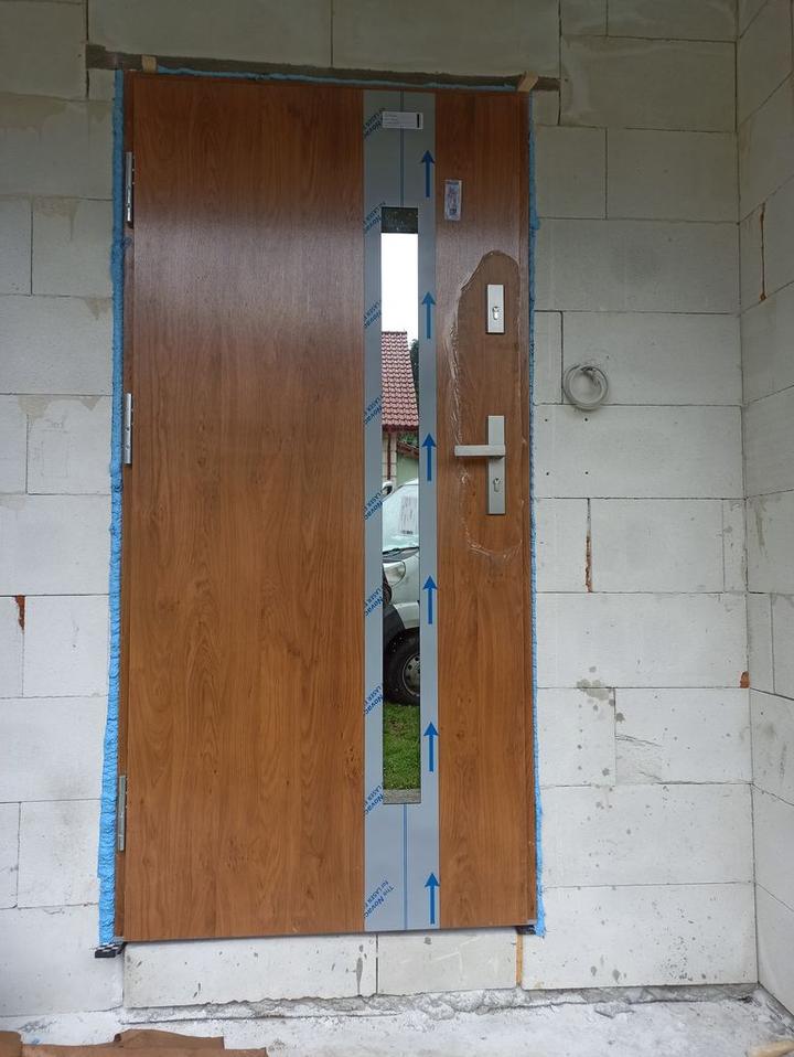 Narzędzia i materiały do montażu drzwi