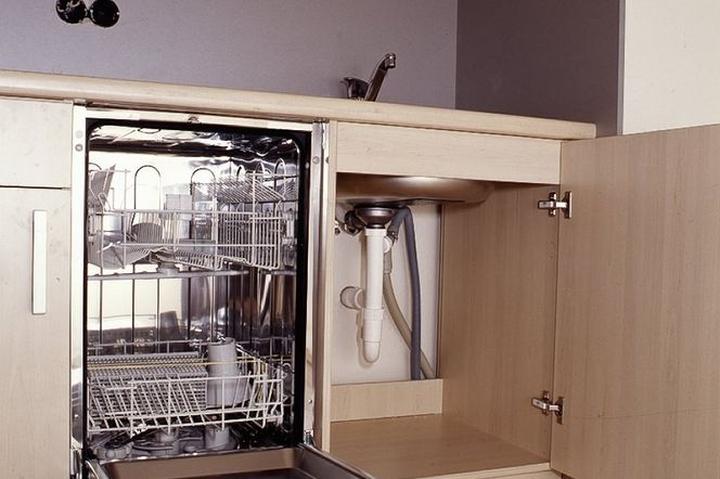 Narzędzia i materiały do montażu zmywarki