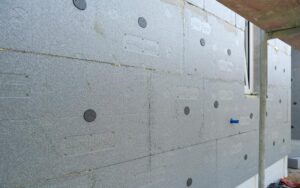 Praktyczny przewodnik: jak skutecznie mocować styropian do ściany?