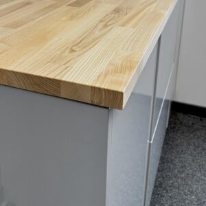 Optymalne wymiary — ile powinien wystawać blat w kuchni?