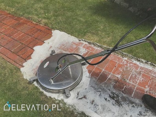 Czym umyć kostkę brukową? Forumowe sposoby na usunięcie plam