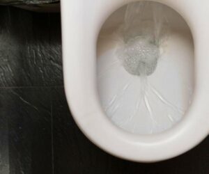 Jak odetkać toaletę folią? Prosty sposób bez chemii