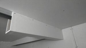 Jak zabudować słup na poddaszu? Praktyczne pomysły na estetyczną zabudowę