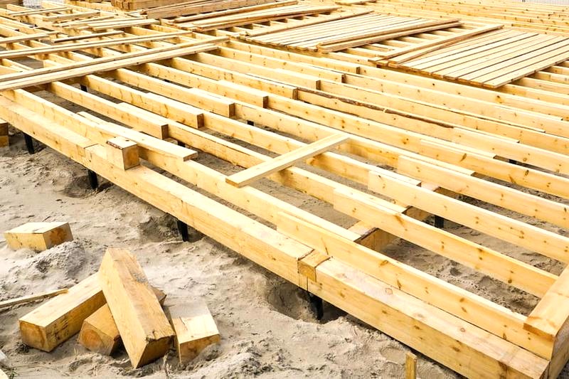 Z czego legary pod taras: materiały gwarantujące trwałość