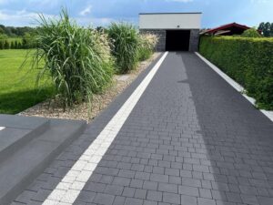 Ile kosztuje ułożenie 1 m² kostki brukowej? Ceny robocizny i materiałów