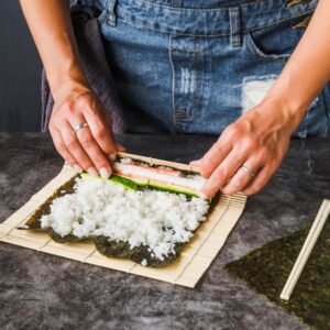 Jak zrobić zaprawę do ryżu sushi? Proporcje na idealny smak